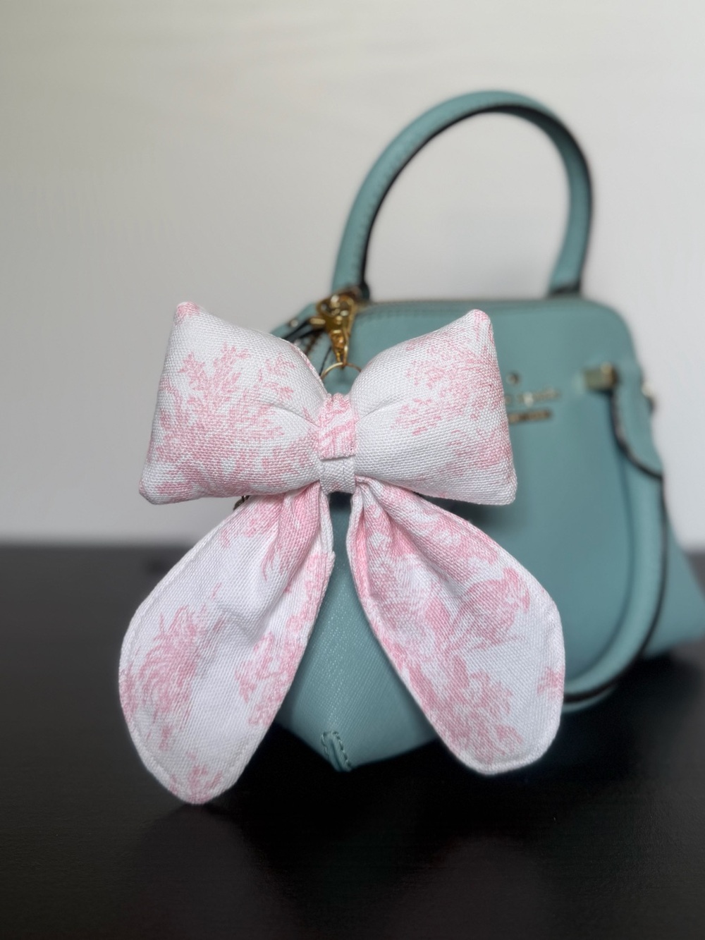 Puffy Bow Lipbalm Holder - Picture 2 of 5